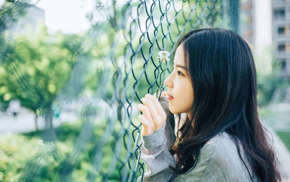 “幼常，蜀中对主公来说，太重要了，一旦输了蜀中，这天下……呵呵……”说到最后，诸葛亮悠悠的叹了口气，这种话，也只能跟马谡说说，其他人，诸葛亮不敢说，也不能说，太打击士气了。
